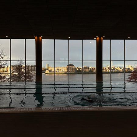 לונדון Canary Riverside Plaza Hotel מראה חיצוני תמונה View from the pool