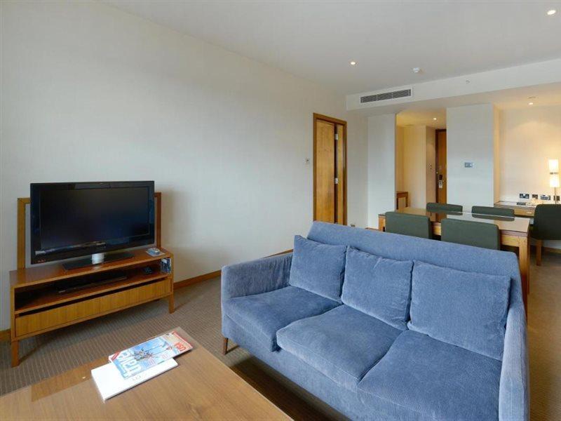לונדון Canary Riverside Plaza Hotel מראה חיצוני תמונה A living room in a serviced apartment