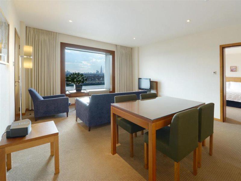 לונדון Canary Riverside Plaza Hotel מראה חיצוני תמונה A suite at the Hilton London Heathrow