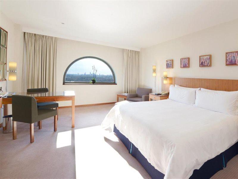 לונדון Canary Riverside Plaza Hotel מראה חיצוני תמונה A room at the hotel