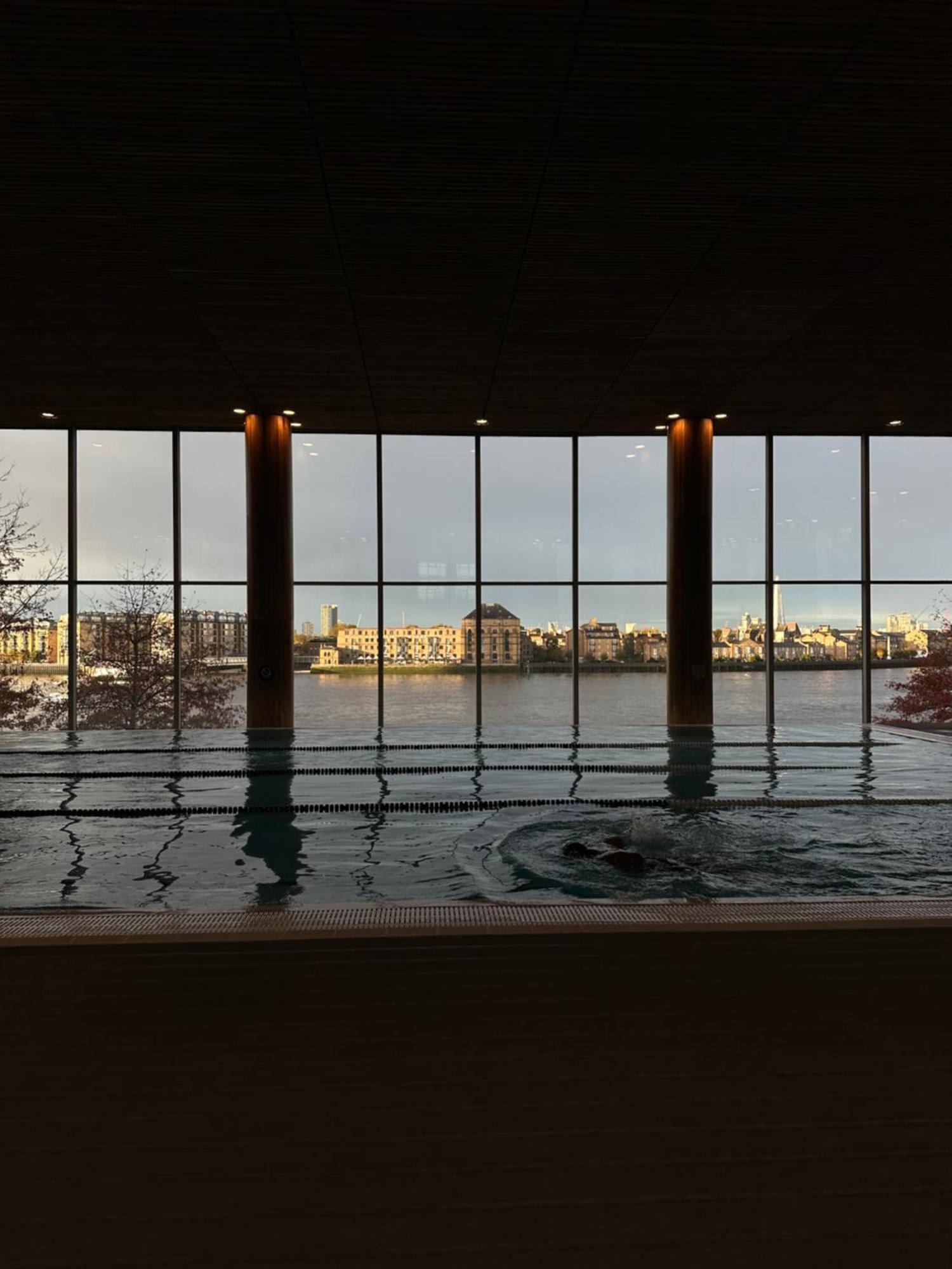 לונדון Canary Riverside Plaza Hotel מראה חיצוני תמונה View from the pool