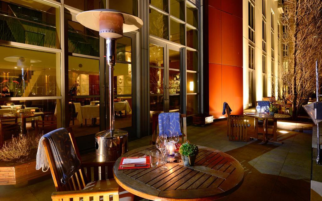 לונדון Canary Riverside Plaza Hotel מראה חיצוני תמונה Patio at the Four Seasons Hotel