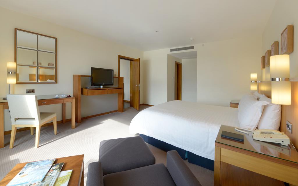 לונדון Canary Riverside Plaza Hotel מראה חיצוני תמונה A room at the hotel