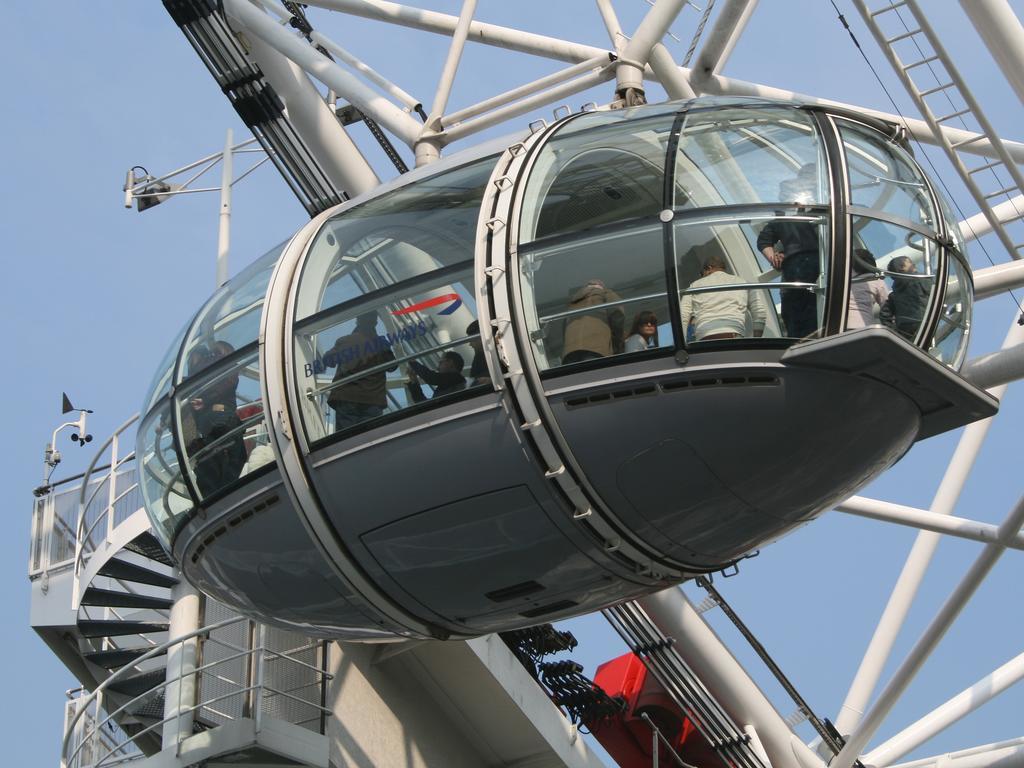 לונדון Canary Riverside Plaza Hotel מראה חיצוני תמונה A capsule of the London Eye