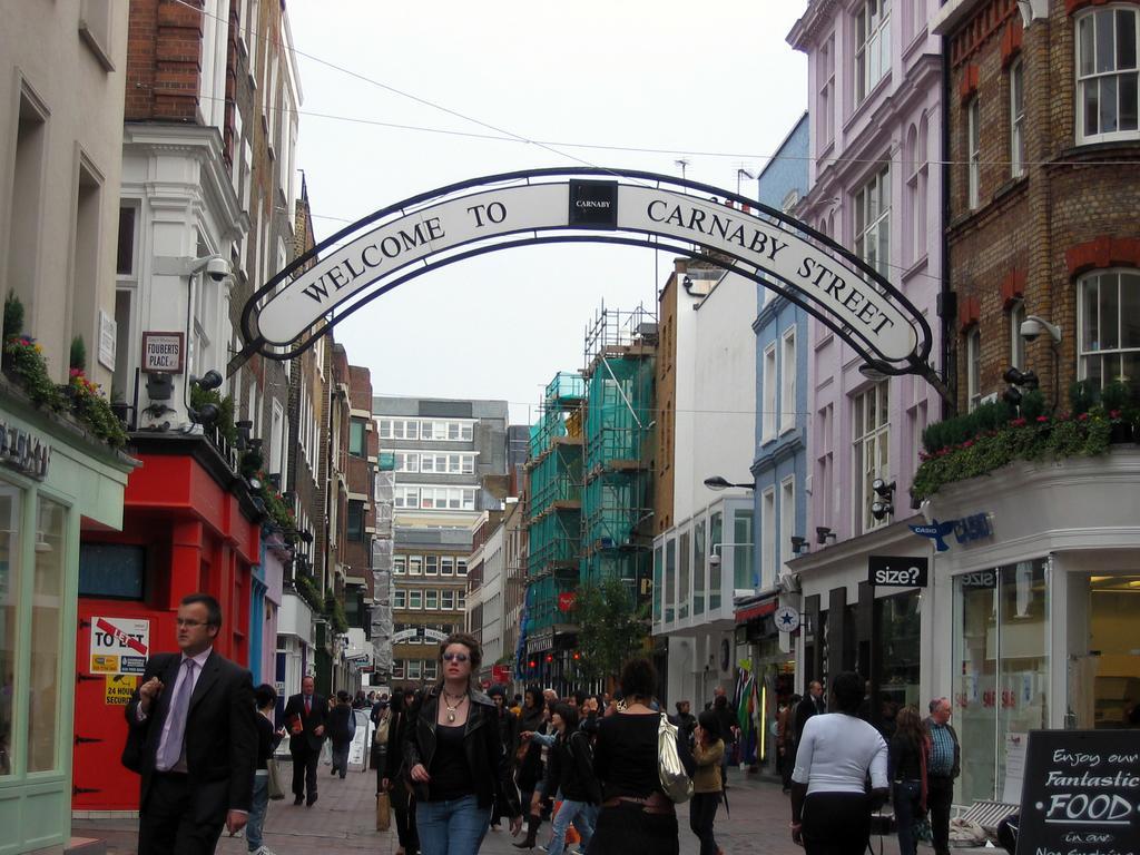 לונדון Canary Riverside Plaza Hotel מראה חיצוני תמונה The entrance to Carnaby Street