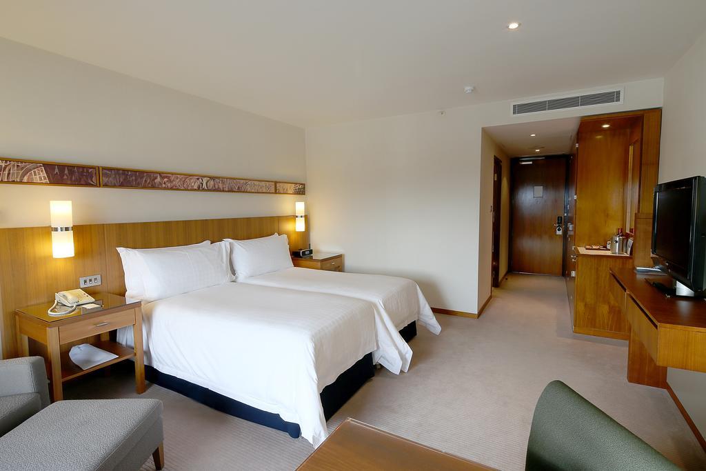 לונדון Canary Riverside Plaza Hotel מראה חיצוני תמונה A room at the hotel