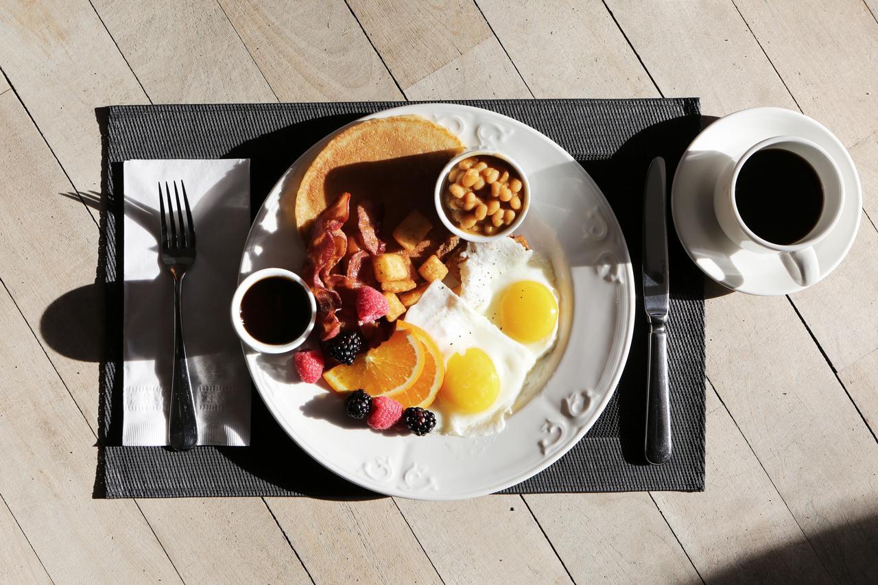 לונדון Canary Riverside Plaza Hotel מראה חיצוני תמונה A typical American breakfast